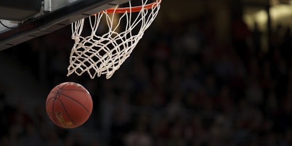 NBA篮球赛事直播画面 - 湖人队与勇士队的季后赛对决